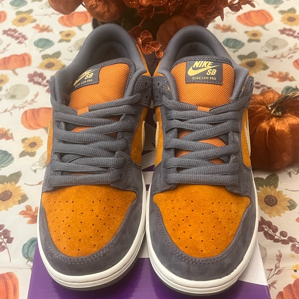 Nike SB Dunk Low
Light Carbon Monarch